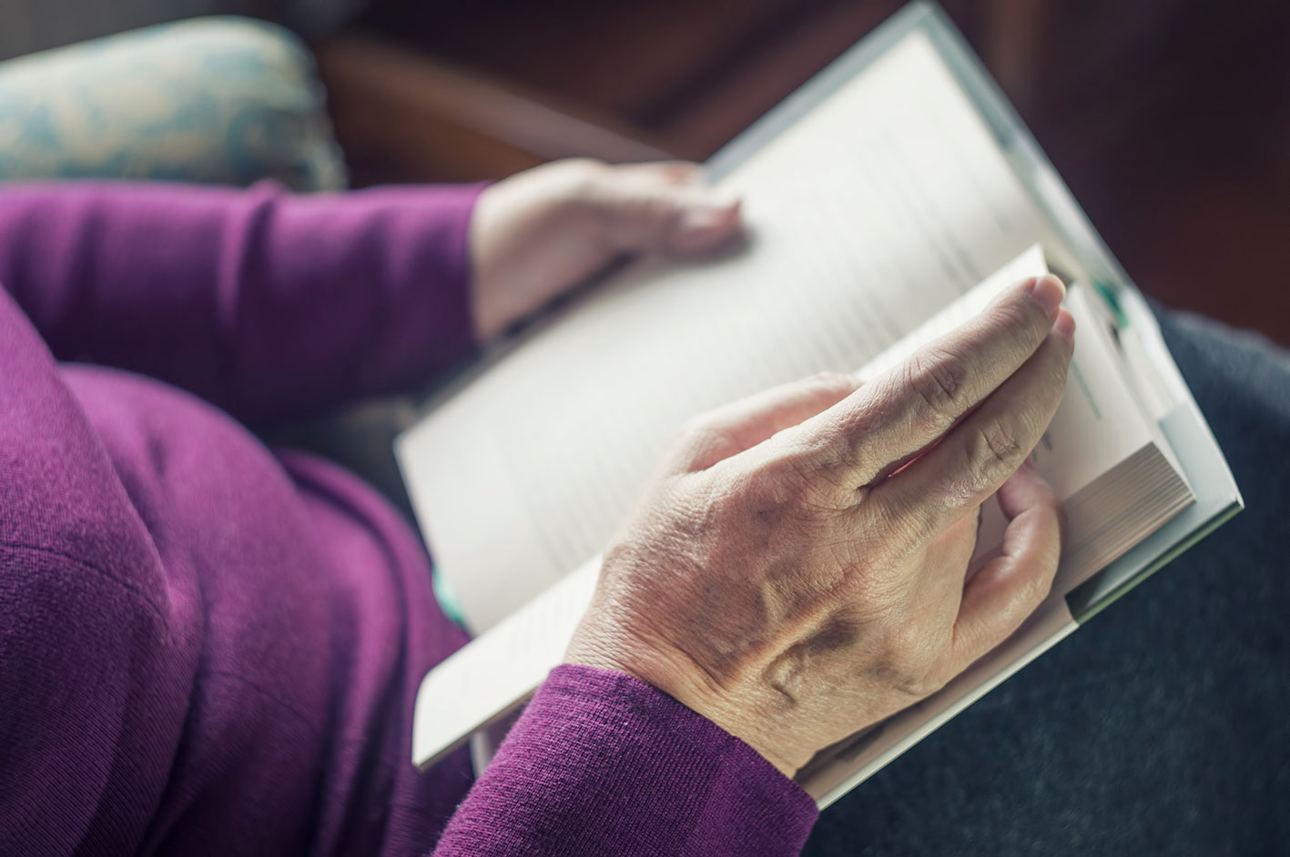 Perché leggere un libro per una persona anziana è importante